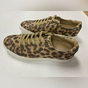 Very g size 6.5 women’s tennis shoe. Leopard print, sparkle. Like new.
